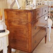 Comò lastronato in noce nazionale con filettatura in bois de rose marrone. Di lato. Arredamento classico contemporaneo su misura Siena e Firenze