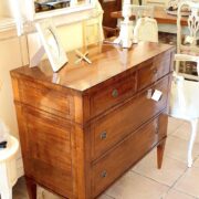 Comò lastronato in noce nazionale con filettatura in bois de rose marrone. Particolare laterale. Arredamento classico contemporaneo su misura Siena e Firenze