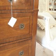 Comò lastronato in noce nazionale con filettatura in bois de rose marrone. Particolare maniglie. Arredamento classico contemporaneo su misura Siena e Firenze