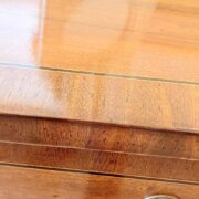 Comò lastronato in noce nazionale con filettatura in bois de rose marrone. Particolare piano. Arredamento classico conteporaneo su misura Siena e Firenze