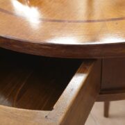 Tavolino rotondo in legno di noce intarsiato in stile Luigi XVI. Cassetto aperto. Arredamento classico contemporaneo Siena e Firenze