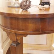 Tavolino rotondo in legno di noce intarsiato in stile Luigi XVI. Di lato. Arredamento classico contemporaneo Siena e Firenze