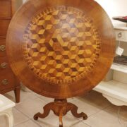 Tavolo a vela in legno di noce intarsiato toscano metà '800. Particolare chiuso frontale. Mobili antichi Siena e Firenze