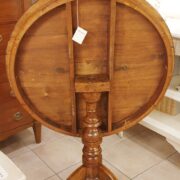 Tavolo a vela in legno di noce intarsiato toscano metà '800. Particolare chiuso. Mobili antichi Siena e Firenze