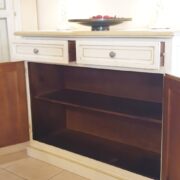 Credenza in legno di tiglio laccata a mano a due ante e due cassetti. Interno. Arredamento classico contemporaneo Siena e Firenze