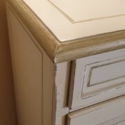 Credenza in legno di tiglio laccata a mano a due ante e due cassetti. Particolare piano. Arredamento classico contemporaneo Siena e Firenze