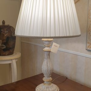 Lampada in legno intagliato con laccatura foglia oro sbiancata. Arredamento classico contemporaneo Siena e Firenze