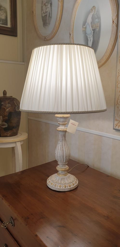 Lampada in legno intagliato con laccatura foglia oro sbiancata. Arredamento classico contemporaneo Siena e Firenze