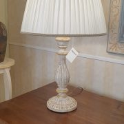 Lampada in legno intagliato con laccatura foglia oro sbiancata. Frontale. Arredamento classico contemporaneo Siena e Firenze