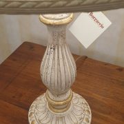 Lampada in legno intagliato con laccatura folgia oro sbiancata. Particolare bordo oro.Arredamento classico contemporaneo Siena e Firenze