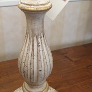 Lampada in legno intagliato con laccatura folgia oro sbiancata. Particolare. Arredamento classico contemporaneo Siena e Firenze