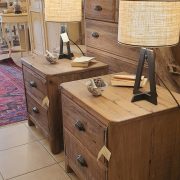 Coppia di comodini in legno di abete antico. Di lato. Arredamento classico contemporaneo Siena e Firenze