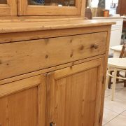 Credenza con alzata a vetrina toscana antica fine '800 in legno di larice naturale. Ante chiuse. Mobili antichi Siena e Firenze