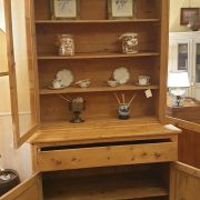 Credenza con alzata a vetrina toscana antica fine '800 in legno di larice naturale. Aperta. Mobili antichi Siena e Firenze