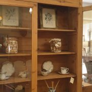 Credenza con alzata a vetrina toscana antica fine '800 in legno di larice naturale. Interno.Mobili antichi Siena e Firenze