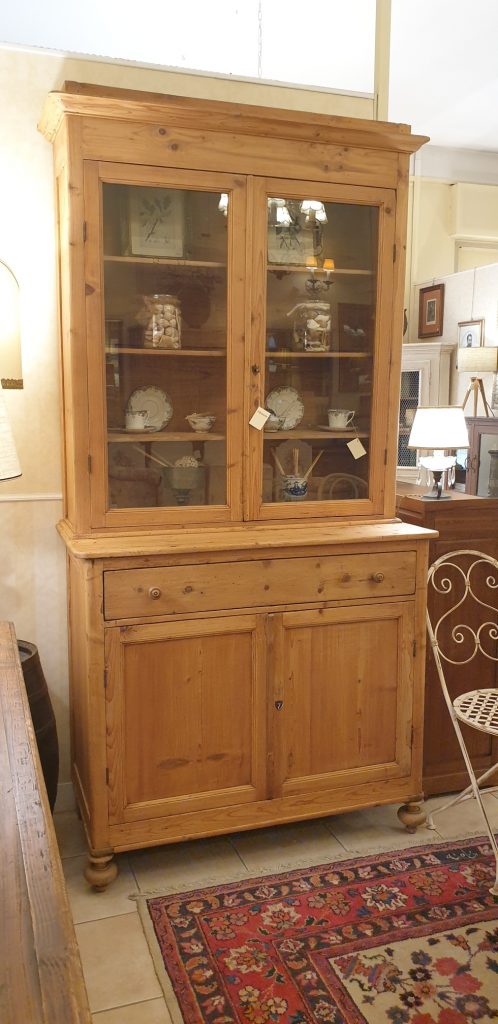 Credenza con alzata a vetrina toscana antica fine '800 in legno di larice naturale. Mobili antichi Siena e Firenze