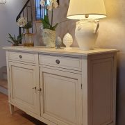 Credenza in legno di cilegio laccata a mano a due ante e due cassetti. Arredamento classico contemporaneo Siena e Firenze (9)