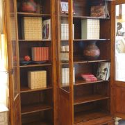 Libreria toscana antica fine '800 in legno di larice a tre ante. Ante aperte. Mobili antichi Siena e Firenze