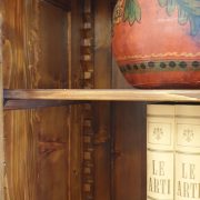 Libreria toscana antica fine '800 in legno di larice a tre ante. Interno. Mobili antichi Siena e Firenze
