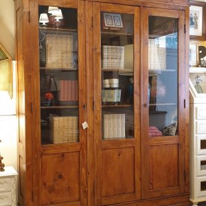 Libreria toscana antica fine '800 in legno di larice a tre ante. Mobili antichi Siena e Firenze