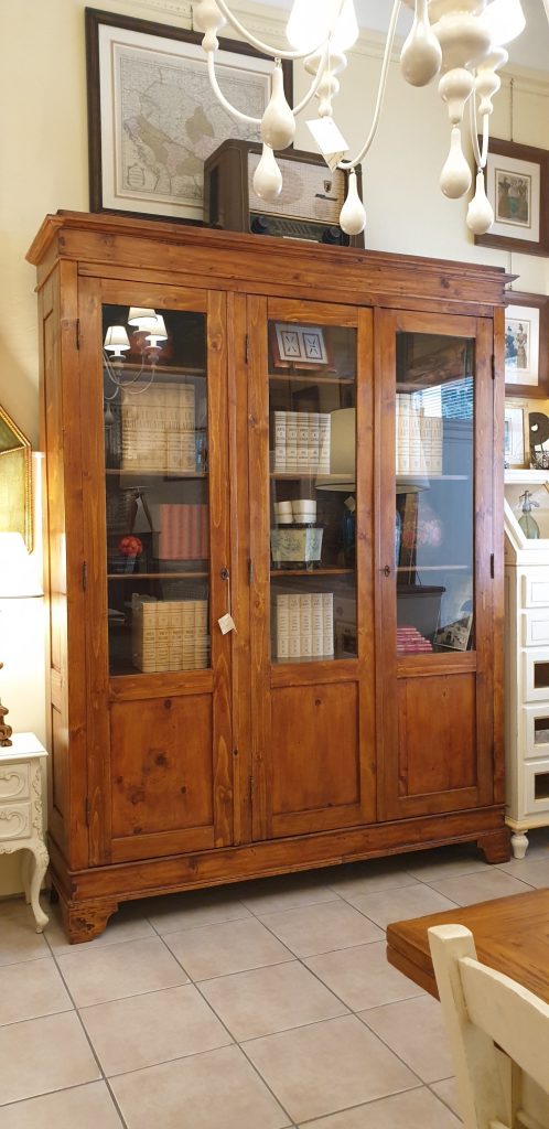 Libreria toscana antica fine '800 in legno di larice a tre ante. Mobili antichi Siena e Firenze