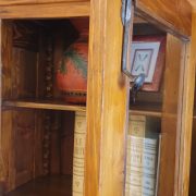 Libreria toscana antica fine '800 in legno di larice a tre ante.Particolare chiusura anta. Mobili antichi Siena e Firenze