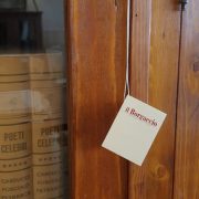 Libreria toscana antica fine '800 in legno di larice a tre ante.Particolare serratura. Mobili antichi Siena e Firenze