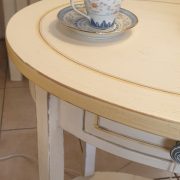 Tavolino ovale in legno di tiglio laccato a mano. Arredamento classico contemporaneo Siena e Firenze (2)