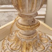 Lampada in legno intagliato con laccatura foglia oro sbiancata con ventola. Particolare base. Arredamento classico contemporaneo Siena e Firenze.