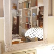 Specchiera in legno rettangolare laccata a mano in colore avorio. Di lato. Arredamento classico contemporaneo su misura Siena e Firenze