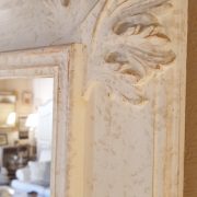 Specchiera in legno rettangolare laccata a mano in colore avorio. Particolare. Arredamento classico contemporaneo su misura Siena e Firenze