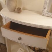 Consolle a mezza luna in legno di ciliegio laccata a mano in bianco antico e foglia argento. Cassetto aperto. Arredamento classico contemporaneo Siena e Firenze (1)