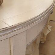 Consolle a mezza luna in legno di ciliegio laccata a mano in bianco antico e foglia argento. Di lato Arredamento classico contemporaneo Siena e Firenze