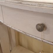 Consolle a mezza luna in legno di ciliegio laccata a mano in bianco antico e foglia argento. Il cassetto. Arredamento classico contemporaneo Siena e Firenze