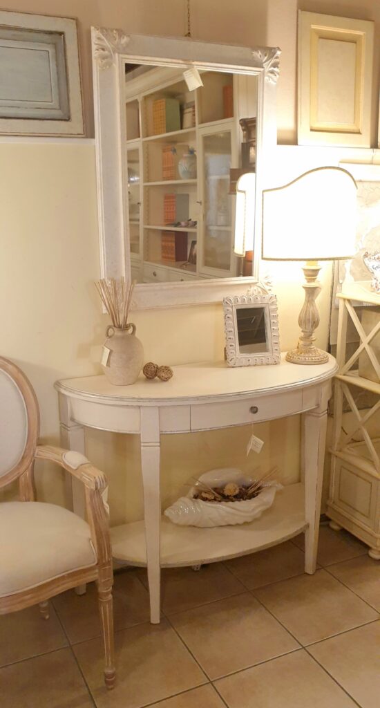 Consolle a mezzaluna in legno di ciliegio laccata a mano in bianco antico e foglia argento. Arredamento classico contemporaneo Siena e Firenze.