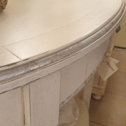 Consolle in legno di ciliegio laccata a mano in bianco antico e foglia argento. Particolare piano. Arredamento classico contemporaneo Siena e Firenze.