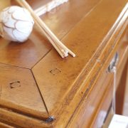 Coppia di tavolini comodini in legno di ciliegio intarsiato con un cassetto e un ripiano sottostante. Arredamento classico contemporaneo Siena e Firenze 4