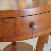 Coppia di tavolini in legno di noce tondi con cassetto di misura diversa di diametro. Arredamento classico contemporaneo Siena e Firenze (3)