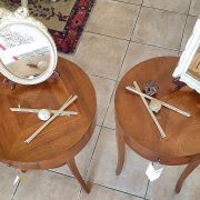 Coppia di tavolini in legno di noce tondi con cassetto di misura diversa di diametro. Arredamento classico contemporaneo Siena e Firenze (4)