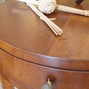 Coppia di tavolini in legno di noce tondi con cassetto di misura diversa di diametro. Arredamento classico contemporaneo Siena e Firenze (6)