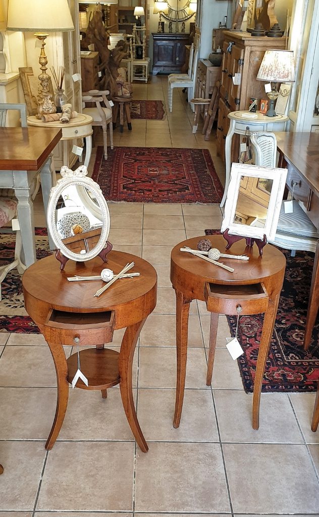 Coppia di tavolini in legno di noce tondi con cassetto di misura diversa di diametro. Arredamento classico contemporaneo Siena e Firenze