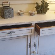 Credenza in legno di ciliegio laccata a mano con bugna diamantata dritta. Cassetti aperti. Arredamento classico contemporaneo su misura Siena e Firenze