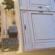 Credenza in legno di ciliegio laccata a mano con bugna diamantata dritta. Particolare bugna. Arredamento classico contemporaneo su misura Siena e Firenze