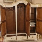 Armadio sagomato in legno di tiglio a tre ante laccato e decorato a mano con cappello mosso. Aperto. Arredamento classico contemporaneo Siena e Firenze.