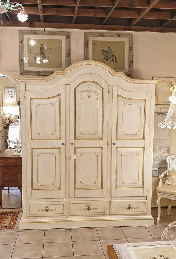 Armadio sagomato in legno di tiglio a tre ante laccato e decorato a mano con cappello mosso. Arredamento classico contemporaneo Siena e Firenze.