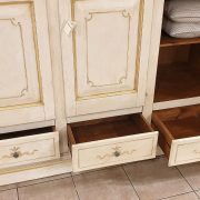 Armadio sagomato in legno di tiglio a tre ante laccato e decorato a mano con cappello mosso. Interni cassetti. Arredamento classico contemporaneo Siena e Firenze.