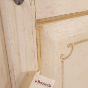 Armadio sagomato in legno di tiglio a tre ante laccato e decorato a mano con cappello mosso. Particolare chiave. Arredamento classico contemporaneo Siena e Firenze.