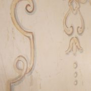 Armadio sagomato in legno di tiglio a tre ante laccato e decorato a mano con cappello mosso. Particolare decoro. Arredamento classico contemporaneo Siena e Firenze.