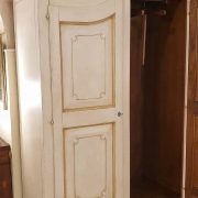 Armadio sagomato in legno di tiglio a tre ante laccato e decorato a mano con cappello mosso.IArredamento classico contemporaneo Siena e Firenze. (5)