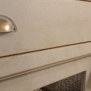 Credenza vetrina bicolore laccata a mano due ante scorrevoli a vetro e due cassetti. Particoloare maniglia. Arredamento classico contemporaneo Siena e Firenze